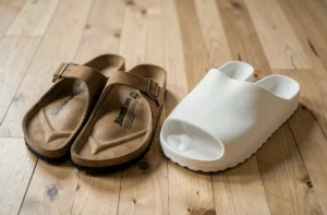 Comparaison côte à côte d'une sandale Birkenstock et d'une sandale Billowy sur parquet en chêne clair pour article sur le confort des chaussures